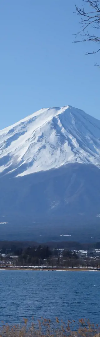 Mt. Fuji majestätisch mit schneebedeckter Spitze